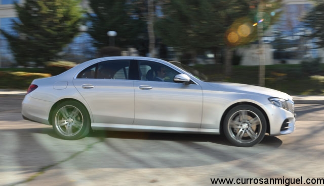 En carretera, el Mercedes hace gala de toda su Clase. 