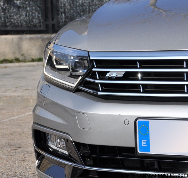 El paquete R viene acompañado de detalles en negro brillante en el exterior e interior del coche, entre otras cosas