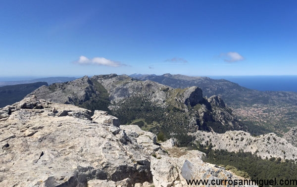 La vista de la Sierra de Tramuntana es espectacular. Rocas, pinos y al fondo, el mar.  