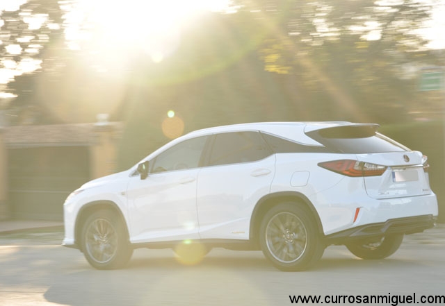 Indudablemente el Lexus es un coche bonito, moderno y elegante 