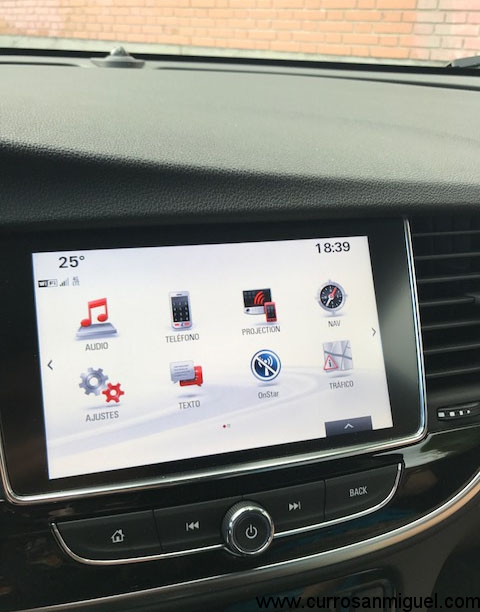 Menú básico del equipo multimedia. Lo puedes sustituir por la pantalla de tu móvil a través del AppleCarPlay o Android Auto. 