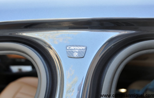 Esta etiqueta en el pilar B nos dice que parte de la estructura de coche está hecha en fibra de carbono. 