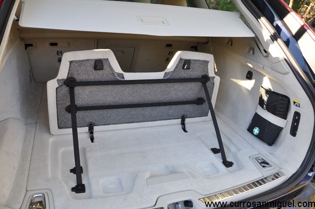 Otro detalle muy de Volvo es esta práctica separación de maletero con ganchos y gomas para sujetar las bolsas