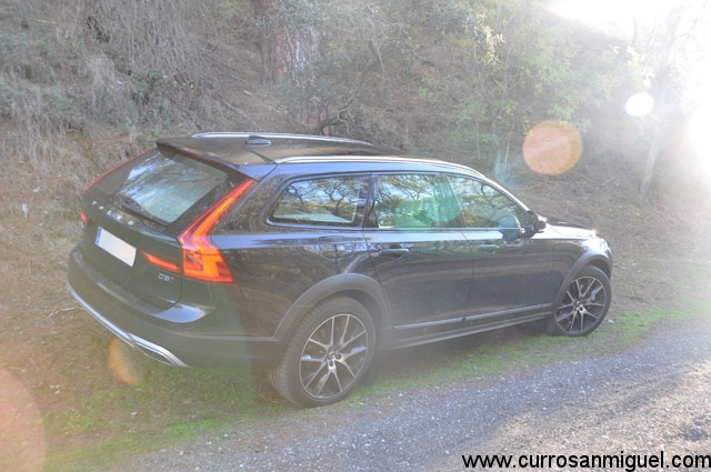 Tanto para viajar por carretera, para ir a la ópera de tu ciudad o para salir a dar una vuelta al campo, el V90 Cross Country nunca desentonará 