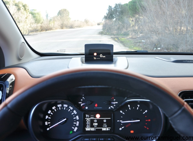 La instrumentación es muy completa, además está disponible el Head Up Display