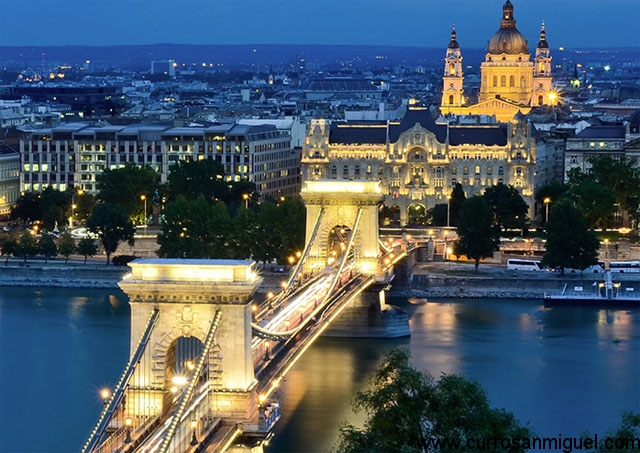 Icónica imagen de la capital de Hungría. Merece la pena pararse un par de días. 