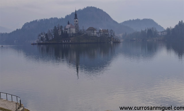 Bled y sus lagos. Ojo, el agua incluso en verano está bastante fresca... 