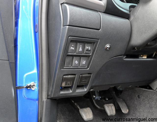 Botonera un tanto escondida a la izquierda del volante. El botón pequeño permite desconectar de manera aislada el parktronic trasero