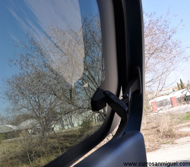 Las ventanillas traseras abren realmente poco. No obstante, no resulta un coche claustrofóbico