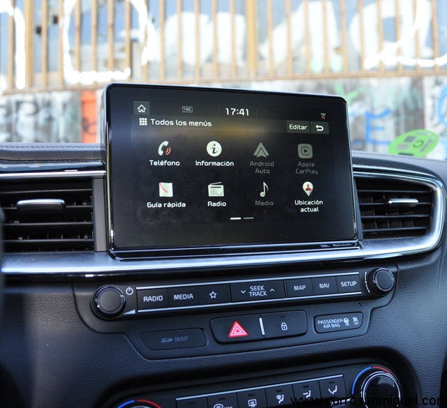 La pantalla multimedia está bien ubicada, bien dimensionada y su funcionamiento es satisfactorio. 