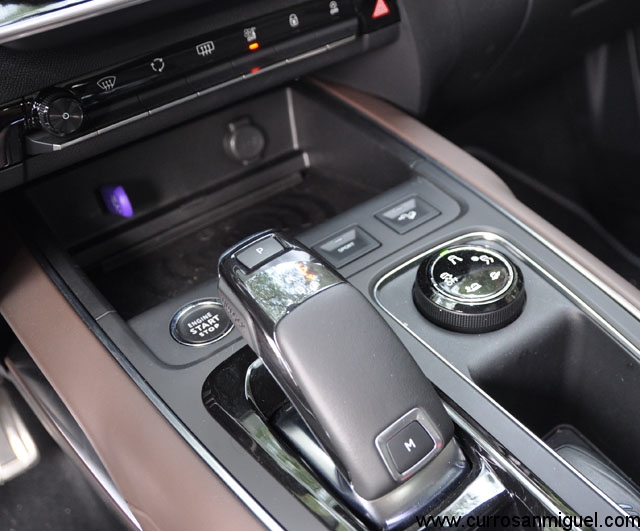 Frente a la palanca están los modos de conducción Eco y Sport, y la rosca de al lado es el mando del Grip Control.
