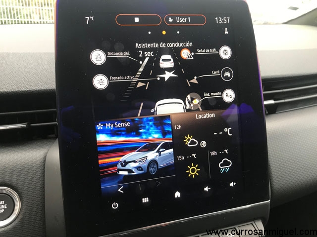 De esta manera tan gráfica nos presenta la pantalla central los asistentes de conducción entre otros datos como la previsión meteorológica.