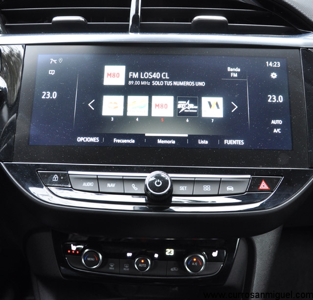 La pantalla multimedia es muy grande y ofrece un funcionamiento sencillo. Esta es la opcional, la de serie es un pelín más pequeña. 