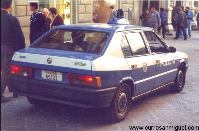 Mientras que los Carabinieri eran de Alfa 75, la Polizia se conformaba con los 33. Quadrifoglio, eso sí. 