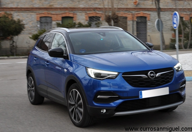 Como en sus hermanos de PSA, el Opel muestra una luz azul bajo el retrovisor central cuando rueda en eléctrico. 