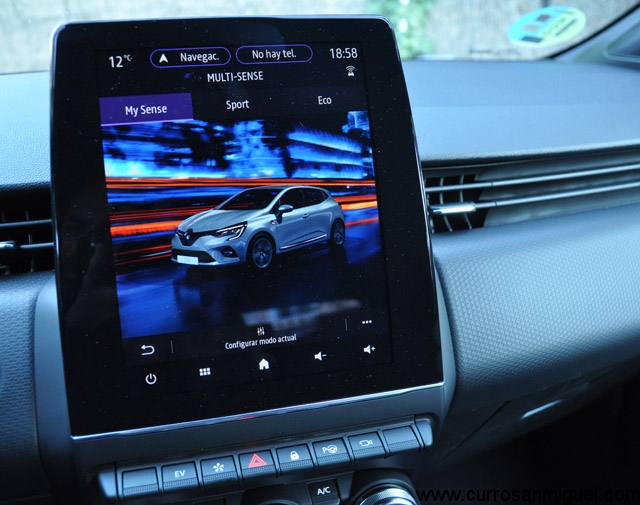 La pantalla central es muy grande, sencilla de manejar y situada muy a mano y a la vista. 