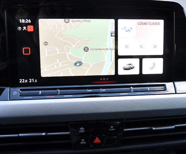 La pantalla multimedia es grande y está muy bien ubicada en lo alto del salpicadero. 
