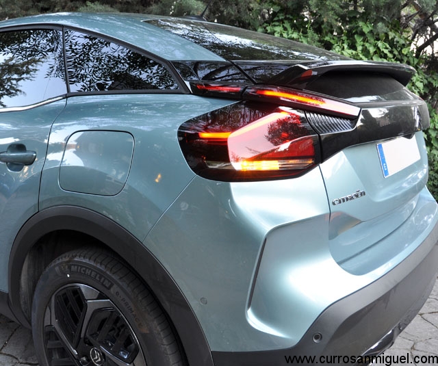 Este es, sin duda, el ángulo más controvertido del coche: falsa prolongación de la ventanilla, alerón partiendo el parabrisas, luces a lo loco, falsa salida de aire... 