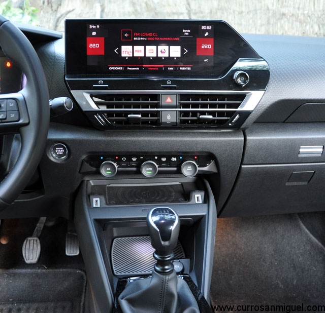 La consola central está fenomenal: pantalla en lo alto, buenas salidas de aire, mandos físicos para la climatización, salidas USB, bandeja de carga y otra inferior con tapa.  