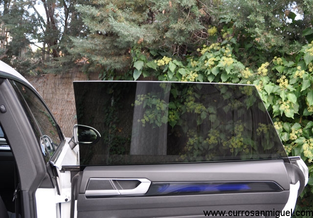 Las puertas no tienen montante, haciendo gala de la profunda inspiración coupé del coche. 