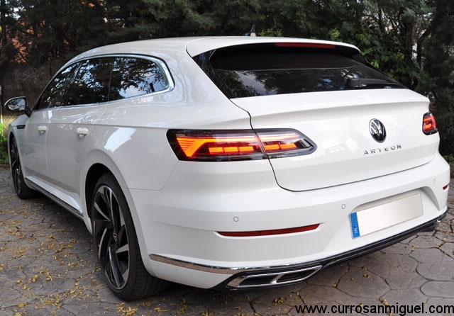 Para mí, este es el mejor ángulo del coche. Los pilotos son LED y de iluminación dinámica. 