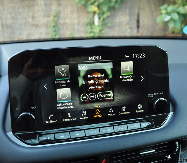 La pantalla multimedia está bien ubicada y es de fácil manejo, pero sus gráficos resultan algo simples y anticuados.