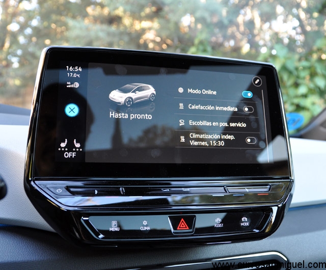 Todo se fia a esta pantalla multimedia. Manejo correcto y muy bien ubicada... Al menos para el conductor. 