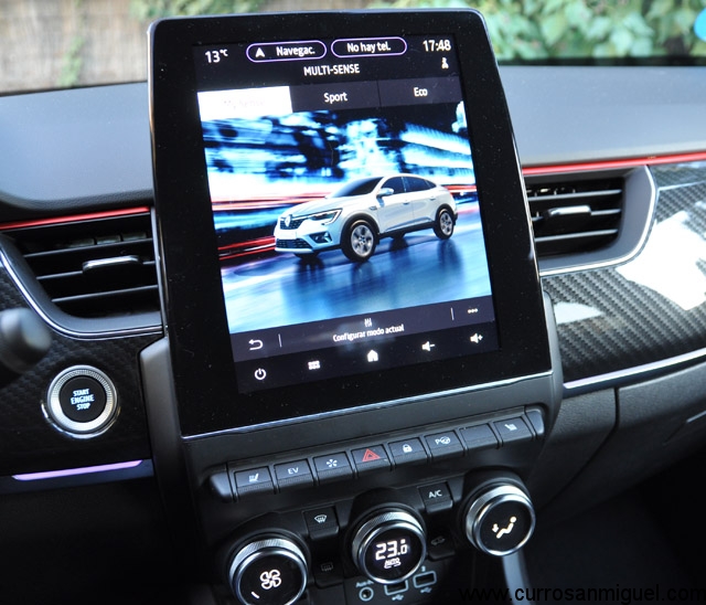 Gran pantalla muy bien situada. Los modos en este coche se reducen a My Sense, Sport y ECO además de un EV para forzar la circulación de manera eléctrica. El mejor es el primero.