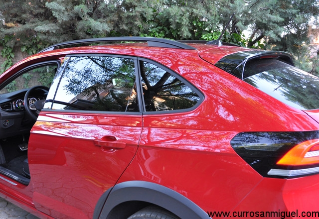 Barras en el techo, mínima elevación de la carrocería y protecciones plásticas en los pasos de rueda. Hala, ya puedes salir y decir que eres un SUV.