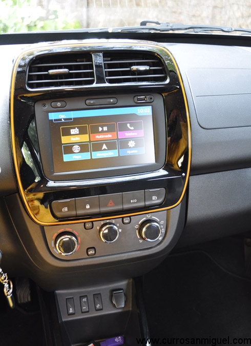 El sistema multimedia del coche es correcto, sin más. El botón ECO sirve para empeorar, aún mas, las discretas prestaciones del Dacia. 