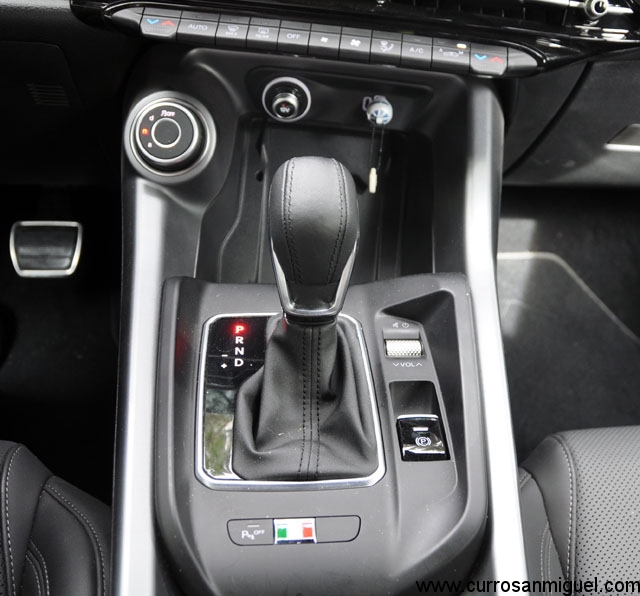 El Alfa conserva los mandos físicos, tanto para la climatización, para seleccionar la velocidad, manejar la radio...  