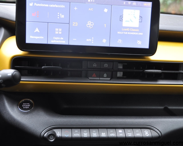 La pantalla multimedia es grande y está bien colocada. Hay botones físicos bajo ella y el climatizador va por su lado. Bien hecho. 