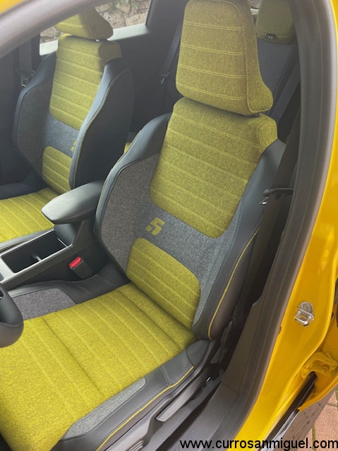 Los asientos del nuevo Renault 5 hacen también hacen un guiño al R5 pasado, pero son más grandes, cómodos y seguros de los de aquel. 