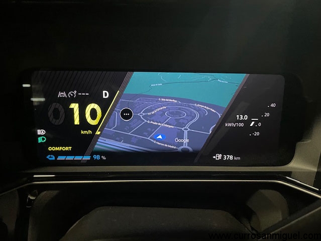 El cuadro está en la linea del Megane E-Tech. Muy completo y muy vistoso Cambia de color... cuando le da la gana. 