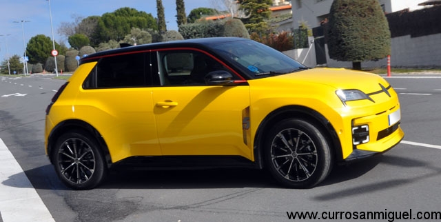 El nuevo R5 es un coche que da gusto mirar y conducir a partes iguales. 