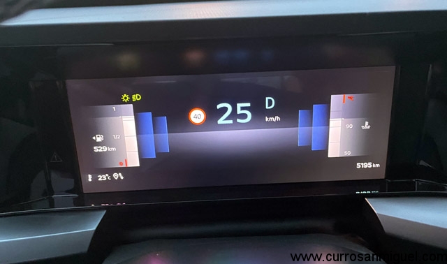 El cuadro es sencillo, como todo en este coche, pero resulta completo y muy visual. 