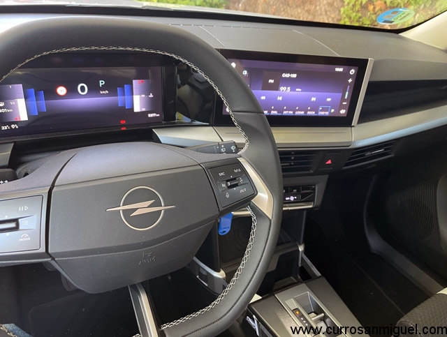 El interior está bien resuelto, a pesar de que los materiales son básicos. La pantalla central se ve y funciona muy bien. 