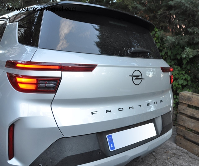 Trasera distinta y atractiva.Los pilotos sobre el portón son puramente estéticos, pues carecen de función asignada. 