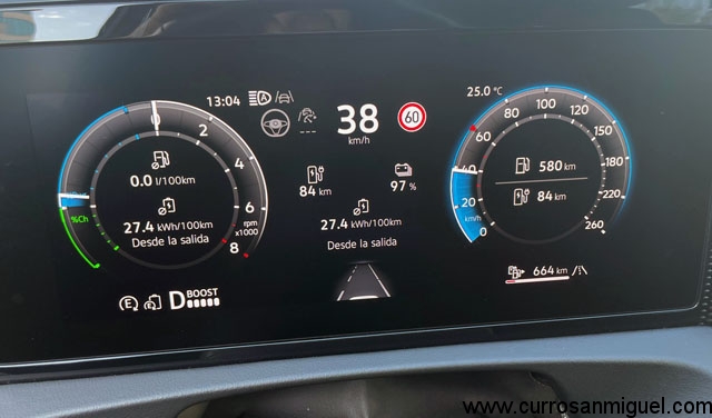 El cuadro de instrumentos de este Tiguan PHEV, de puro completo, resulta algo apabullante.  