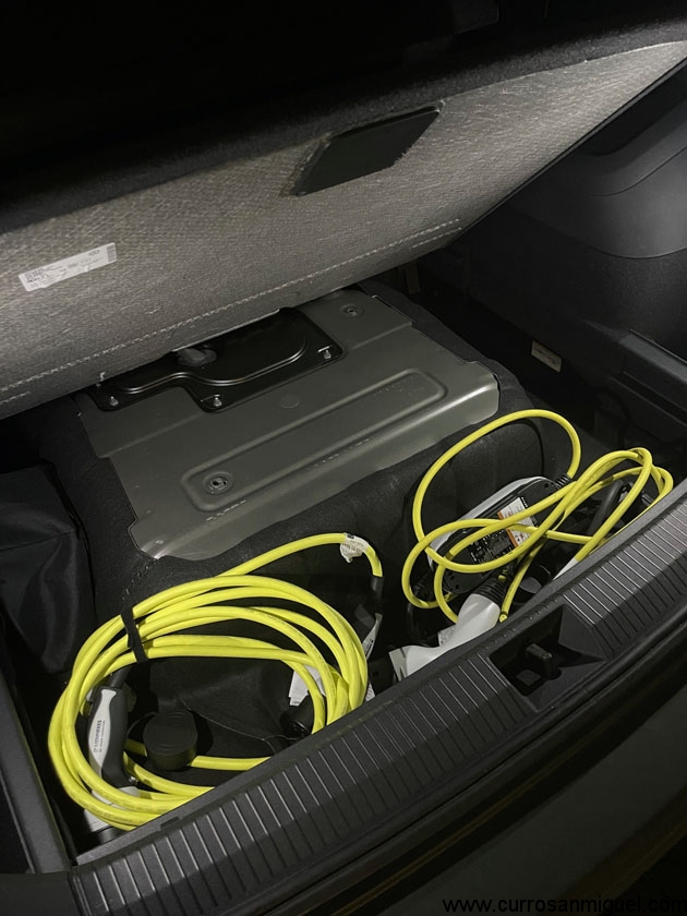El hueco bajo el suelo del maletero sirve para guardar los consabidos cables. Que por cierto, son de serie. 