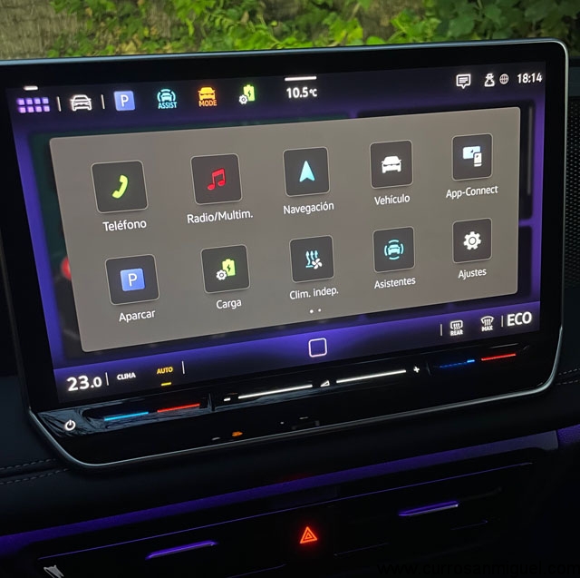 Tremenda pantalla central. Muy completa, muy visible y de fácil y buen manejo. 