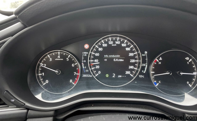 El cuadro del Mazda 3 combina casi de manera imperceptible una pantalla digital con otros indicadores analógicos. 
