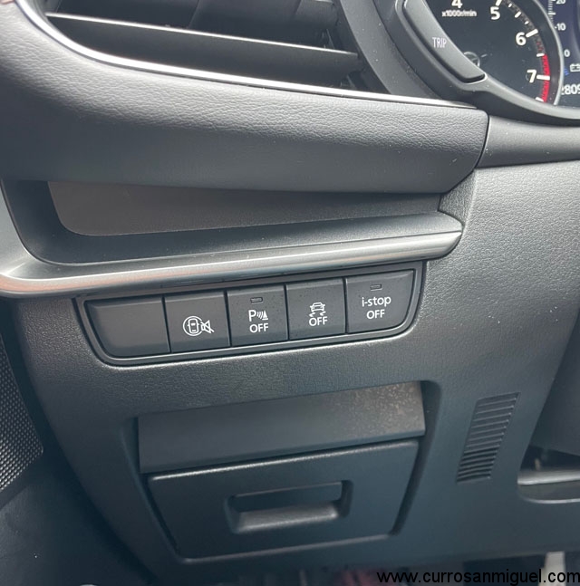 Santa Botonera. A la izquierda del volante se sitúan estos controles para desactivar los controles de asistencia más intrusivos y molestos.  