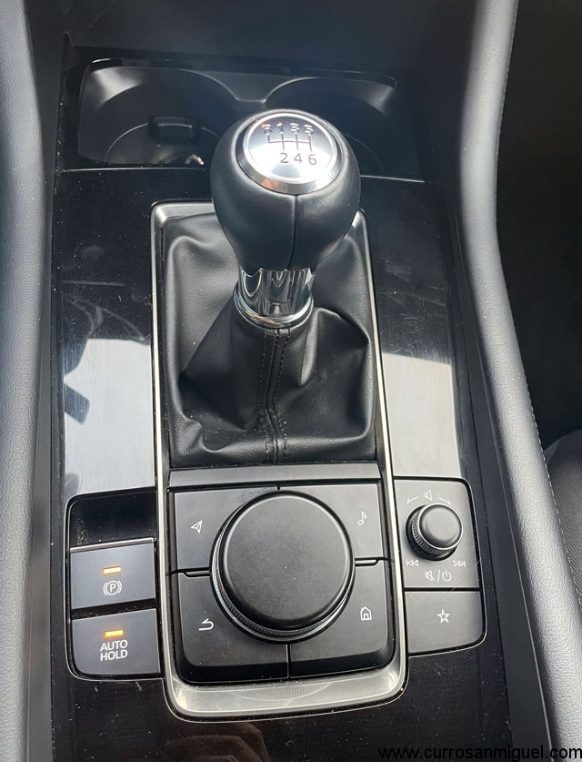 De hecho, junto a la palanca de cambios, están todos los mandos que vas a necesitar.