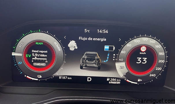 El cuadro es muy completo y muy legible, aunque cuesta un poco manejar los diversos menús desde el volante. 