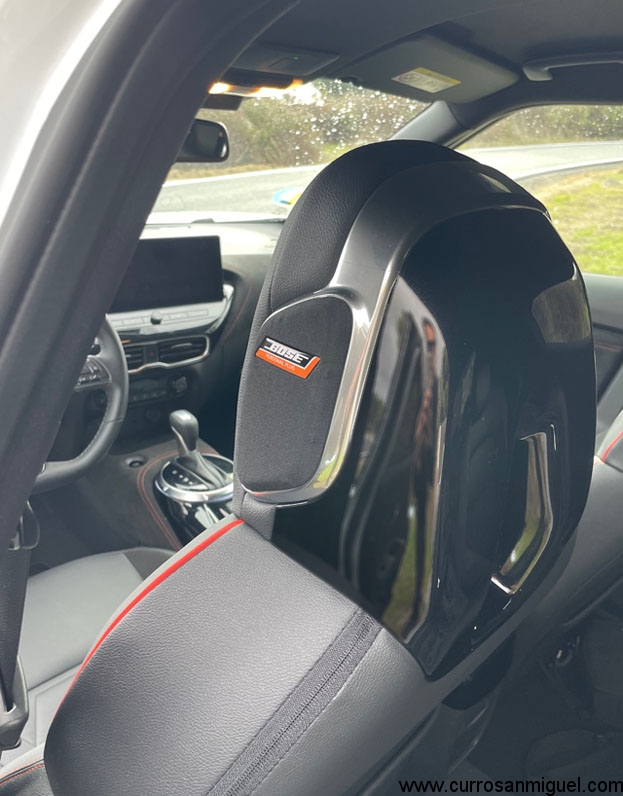 Esto de los auriculares Bosé en el reposacabezas me sigue haciendo gracia. Respecto al sonido que proporciona el equipo: muy bueno. 
