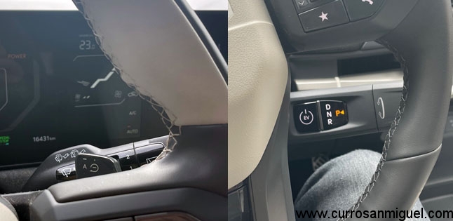 La pantalla del climatizador y la palanca de cambios se ubican en una posición casi invisible a los ojos del conductor. 