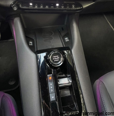 El botón de arranque preside la consola entre los asientos. Frente a él, la bandeja de carga por inducción... opcional. 