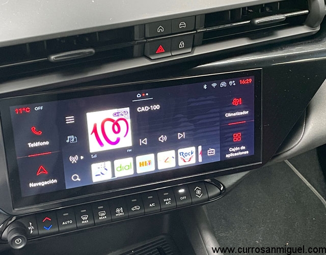 La pantalla multimedia está muy orientada al conductor. Detallazo el climatizador con botones físicos. 