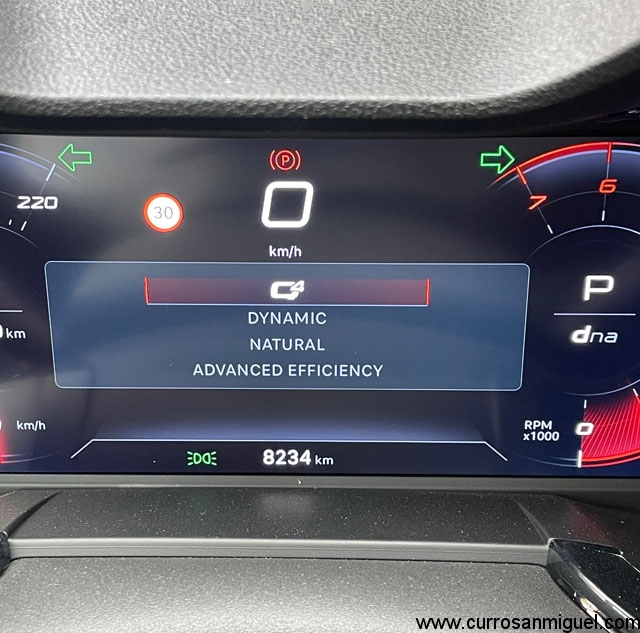 Varios modos disponibles. Mi favorito ha sido el Q4, que suma algo de brío real y motricidad en baja adherencia al carácter del coche. 